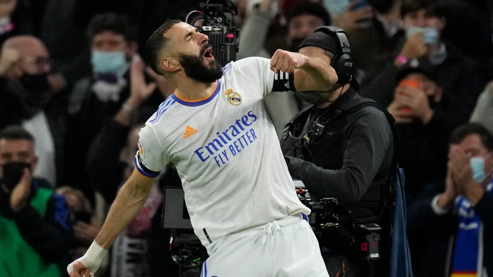 Real Madrids Karim Benzema firar sitt mål i derbyt mot Atlético Madrid.