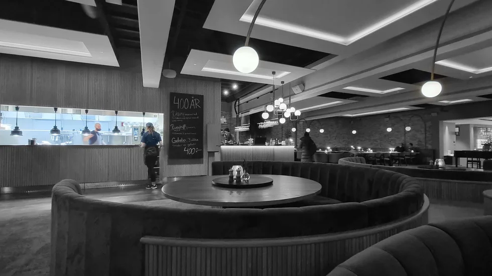 Vi gillar den nya inredningen på Savoy. Den snurrbara mittendelen på de runda borden gör det lätt att dela på rätter, något som Savoy själva uppmanar till.