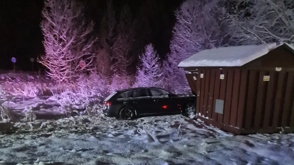 En bil har kört in i en elcentral i Trångfors. 