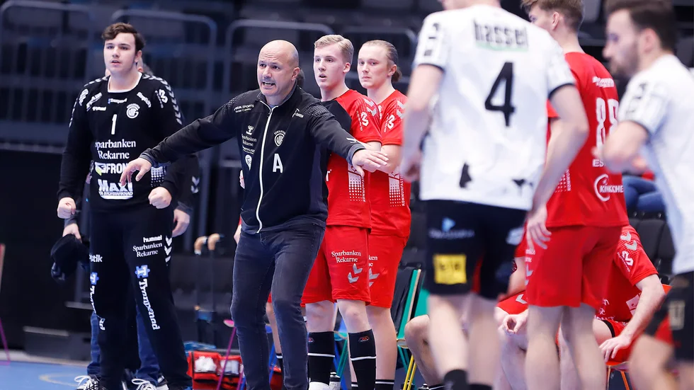 Kasper Larsson, som här syns precis bakom tränaren Zoran Roganovic, gjorde en mycket fin insats mot IFK Ystad.