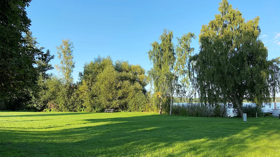 "Det finns frågor avseende strandskyddet som måste lösas för att inte länsstyrelsen ska överpröva kommunens beslut att anta detaljplanen", skriver länsstyrelsen i sitt granskningsyttrande. Enligt förslaget till detaljplan ska det ligga kedjehus intill gräsmattan ner mot Mälaren.