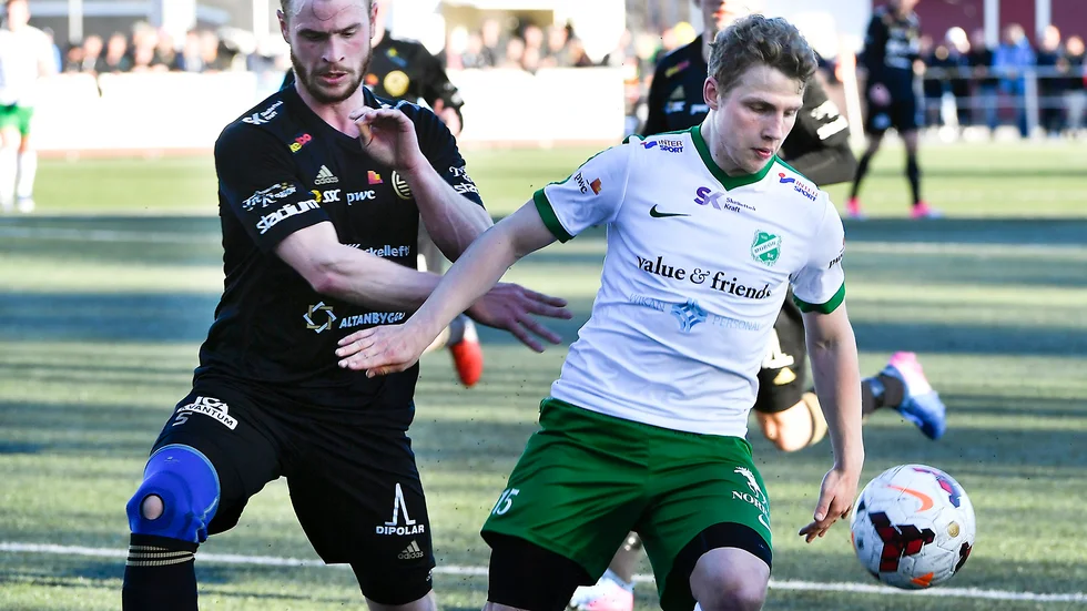 Målskytt. Moröns anfallare Andreas Marklund var hårt bevakad men han lyckades ändå göra ett mål mot i derbyförlusten mot Skellefteå FF. Foto: Jeanette Lövgren.