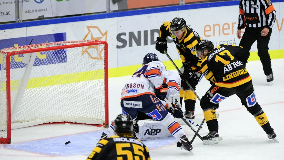 Nära mål. Pucken dansade många gånger på mållinjen. Här är det Pär Lindholm som är framme och oroar. Foto: öm/TT.