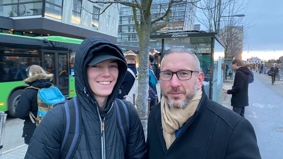 Valdemar och Marcus Kanon är på väg till Mora. De tycker att informationen om ersättningsbussar är kass.
