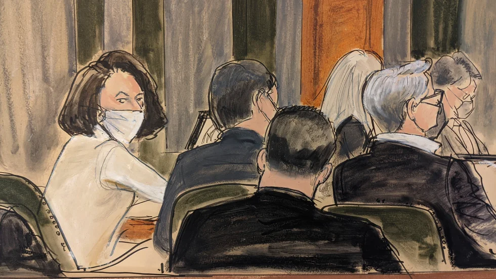 Rättegångsteckning på Ghislaine Maxwell, ljust klädd med munskydd, under måndagens förhandling i domstolen i New York.