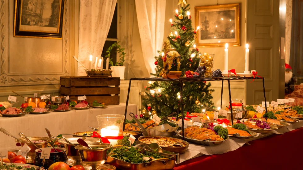 På Stora Djulö Herrgård serveras ett klassiskt julbord till såväl privatpersoner som grupper och företag.