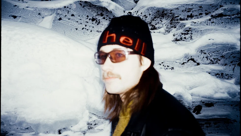 Oskarp Fricky framför snö. Pressbild.