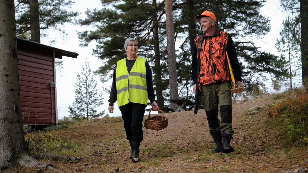 "De flesta svampplockare är förstående och ber oss tipsa om andra marker att gå i", säger jägaren Anders Svensson, som liksom hustrun Annika gillar att plocka svamp.