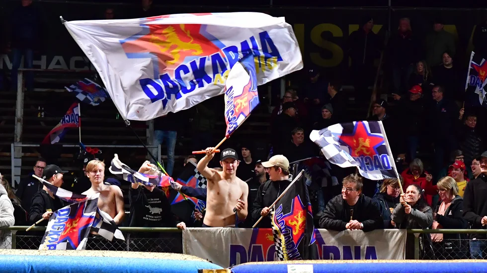 Dackefans på läktaren i Eskilstuna.