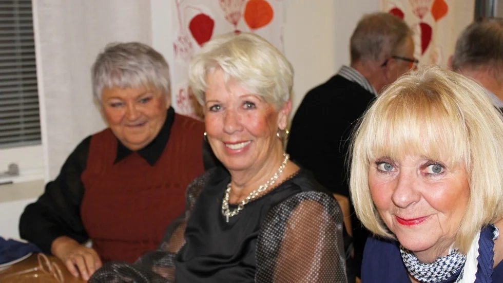 Glada damer på den sedvanliga middagen i samband med Lions Club Luleås höstmöte. Hjördis Bäcklin, Gunnel Berglund och Ingegärd Sällström.