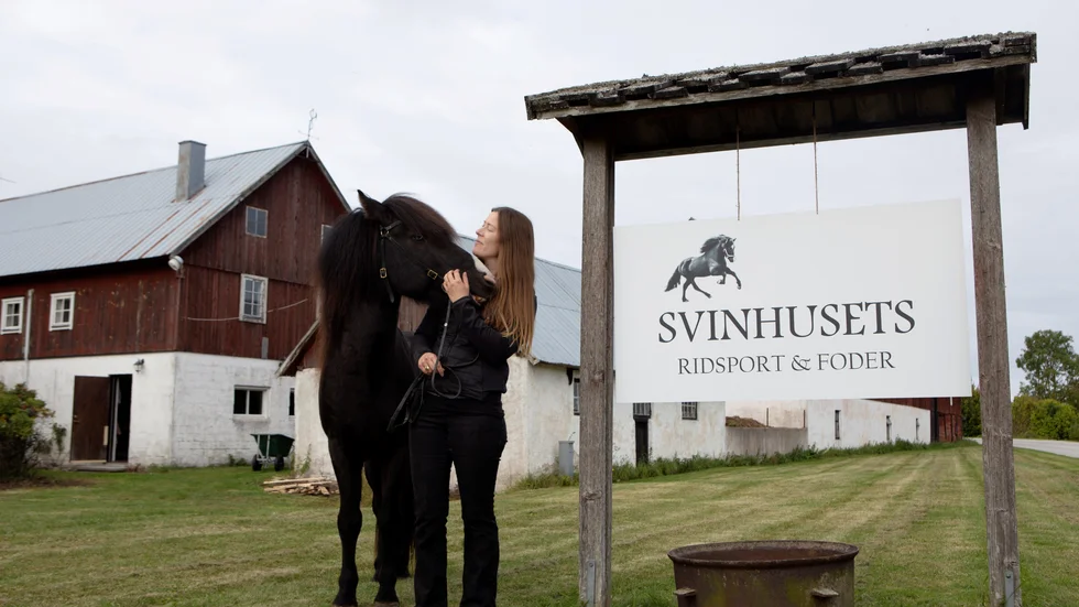 Linda Blixt har startat Svinhusets ridsport på Husarve i Lau. I bakgrunden syns den nya butiken och det gamla svinhuset. 