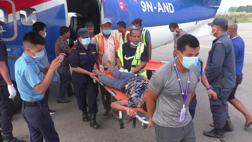 En av de skadade efter en svår bussolycka i Nepal flygs till sjukhus för vård. Minst 28 människor miste livet i tisdagens olycka.