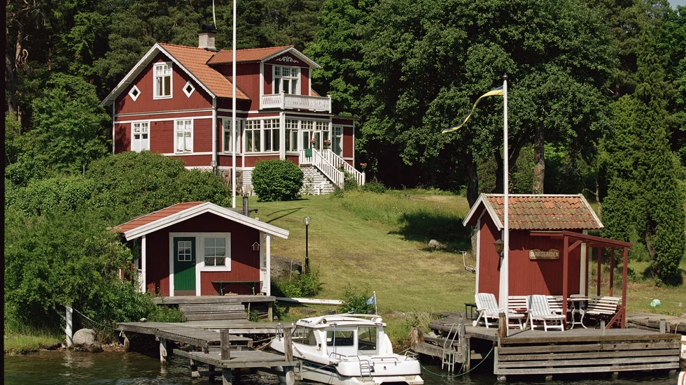 Politiken sätter käppar i hjulet för människor som söker sig till lugnare boendemiljöer och som vill bo med närhet till havet eller någon sjö, skriver M-debattörerna som vill avskaffa det generella strandskyddet.