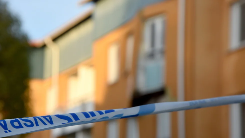 Fyra personer har anhållits misstänkta för allmänfarlig ödeläggelse samt brott mot lagen om brandfarliga och explosiva varor.