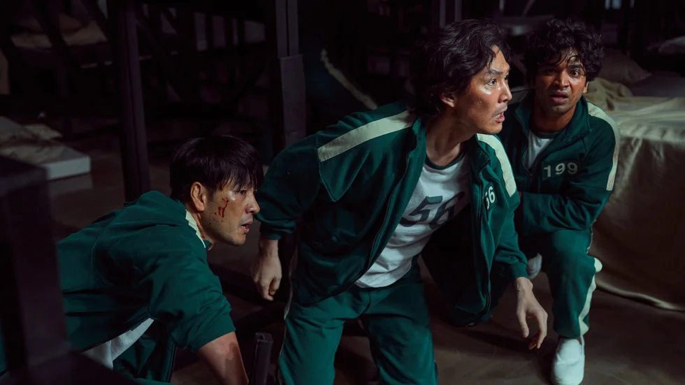 Seong Gi-Hun (Lee Jung-Jae), i mitten, blir indragen i det mystiska spelet "Squid game", serien som just nu gör succé på Netflix. Pressbild.