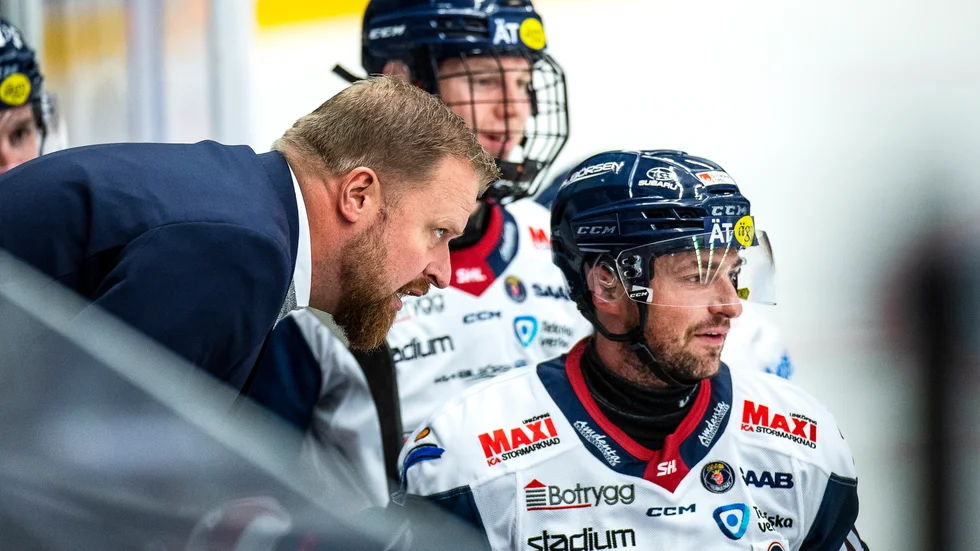 Klas Östman i diskussion med Broc Little, som tillfälligt tagit över som LHC-kapten med Jonas Junland på skadelistan.