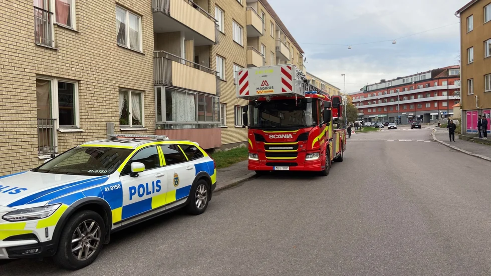 Räddningstjänsten larmades till en lägenhet på Bergsgatan i Eskilstuna under söndagen efter att det börjat brinna på en spis.