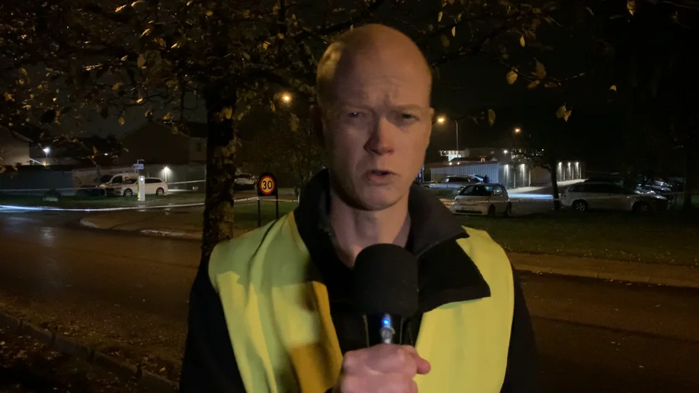 Vår reporter Fredrik Quist på plats på Lantmannagatan i Lambohov.