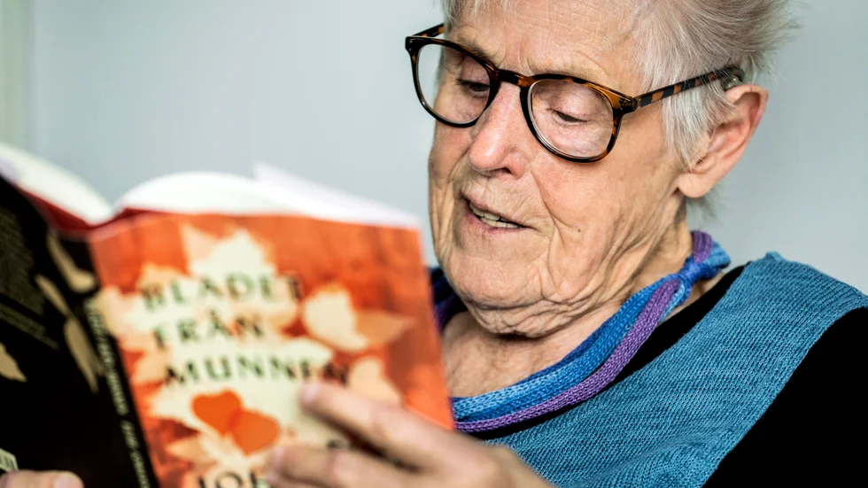 Elsie Johansson ger ut sin nya bok "Bladet från munnen" i samma veva som hon fyller 90 år.