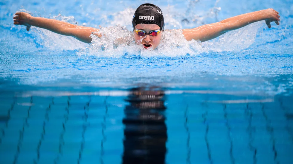 Eriksdalsbadet i Stockholm för någon vecka sedan. Lisa Nystrand, tävlandes för Väsby, sätter personligt rekord på 200 meter medley och går in som långbaneåtta genom tiderna i Sverige.