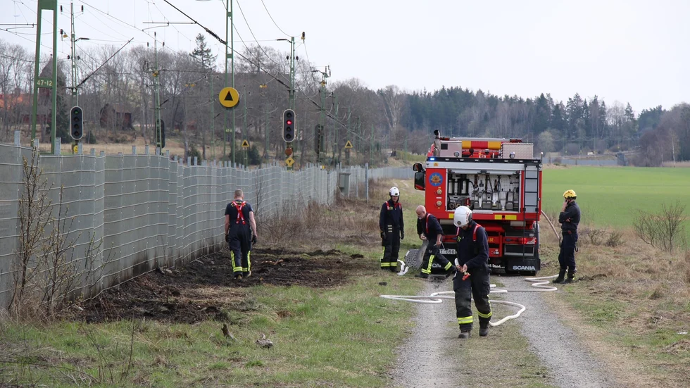 När räddningstjänsten kom fram till branden i Knivsta hade någon redan börjat släcka den.