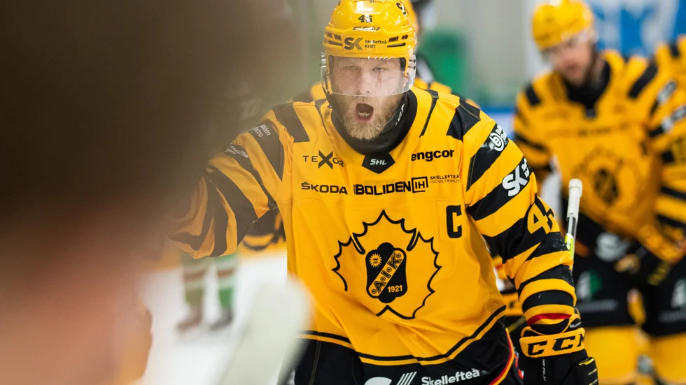 Oscar Möller efter kvitteringen. Dessvärre blev det ändå ny förlust för AIK, som reser med 0–2 i matcher i semifinalserien mot Rögle.
