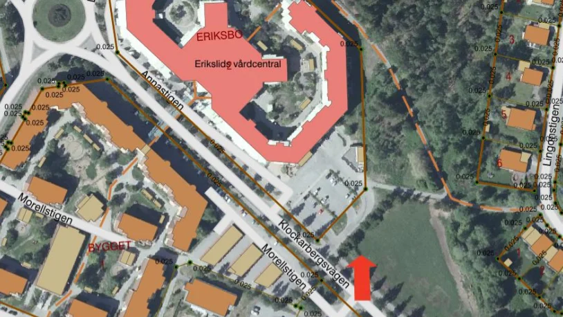 Röd pil visar var den nya återvinningscentralen ska placeras.