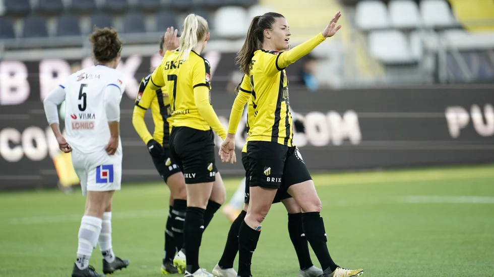 Spelarna i Häcken jublar efter Pauline Hammarlunds 1–0-mål.