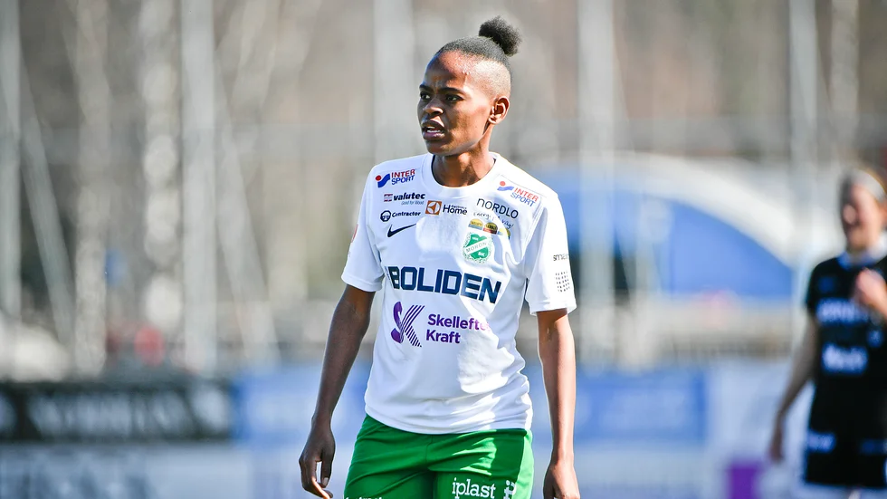Nya Hildah Magaia imponerade stort. Hayley Dowds ersättare gjorde två mål i premiären när Morön vann med 4–1 mot Alingsås.