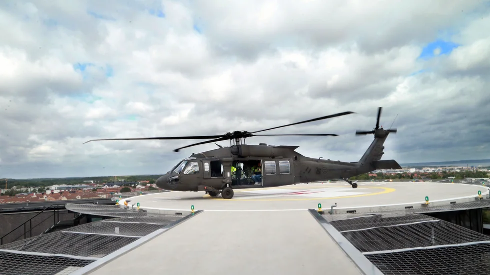 Helikopterplattan på Universitetssjukhuset i Linköping är stängd sedan den fylldes med brandskum efter ett tekniskt fel (bilden är från 2016 då en Black Hawk-helikopter var först att testlanda på plattan). 