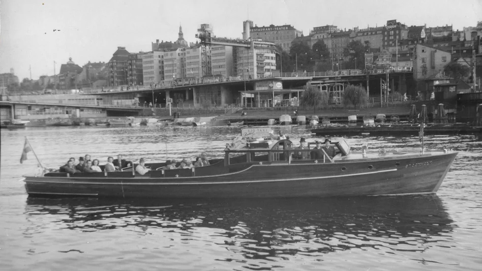 Båten Stockholm har tidigare trafikerat just Stockholm, men även andra platser. Nu ska den renoveras för att återfå utseendet den hade på den här gamla svartvita bilden.