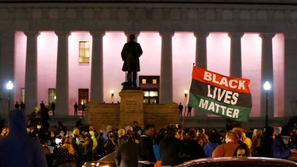 Demonstranter samlades utanför stadshuset i Columbus i delstaten Ohio, USA, under natten mot onsdagen.