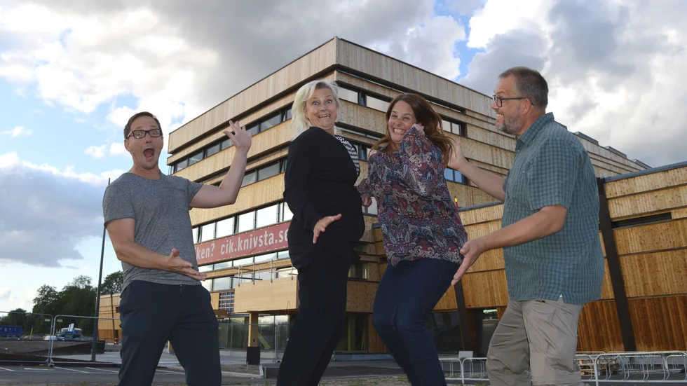En del av Scenkonstnärerna består av bland annat Peter Jansson, Katarina Salhstedt, Canilla Enskär och Johan Mansfeldt.