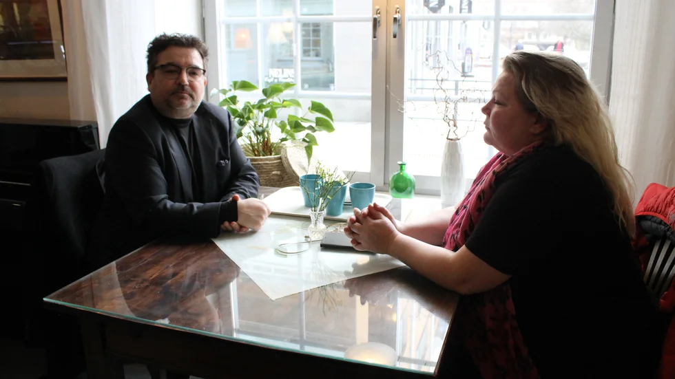 Matthias och Nina Olofsson i Norrköping har en tuff period bakom sig. De skriver nu en bok om hur de som visselblåsare blev uteslutna ur Sverigedemokraterna.