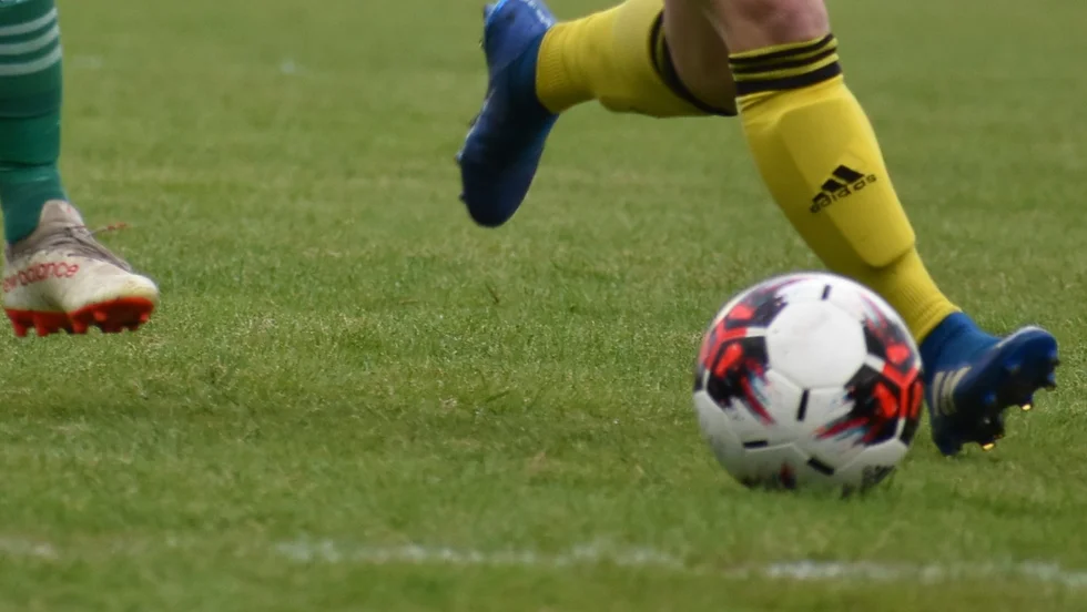 Lokala fotbollsserierna får vänta på start.