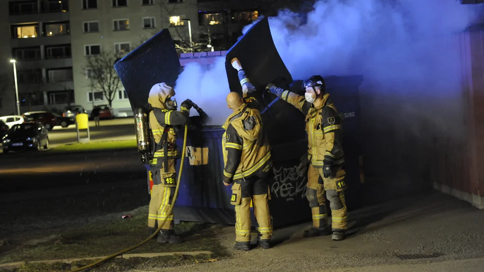 Det rök kraftigt från containern som räddningstjänsten släckte branden i.