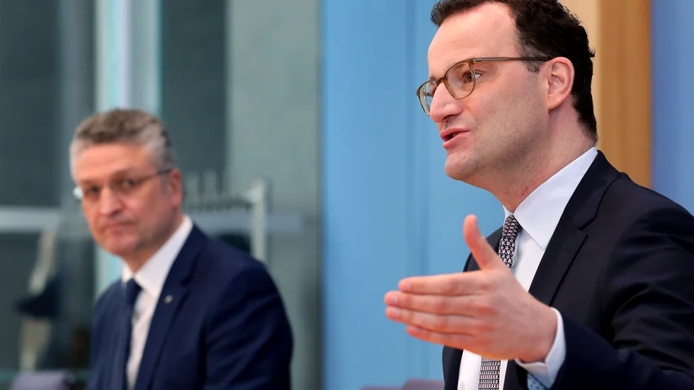 Tysklands hälso- och sjukvårdsminister Jens Spahn (till höger) och smittskyddsmyndigheten RKI:s chef Lothar Wieler (i bakgrunden) vid fredagens presskonferens.