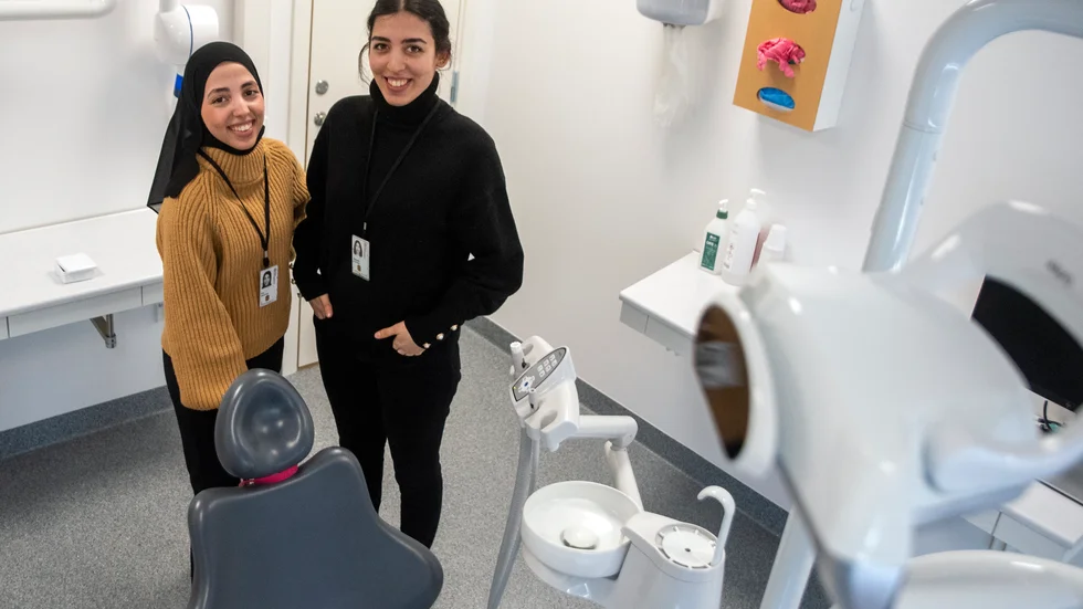 Tandhygienisten Ula Makdam Hatem och tandläkaren Balsem Ahmed Sabah ser fram emot nyöppningen av Folktandvården i Finspång i nya lokaler och med modern utrustning.