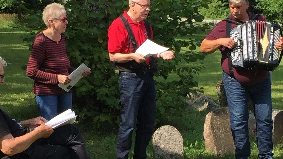 Göran Olsson dragspel Anita och Ola Ekedahl sång.