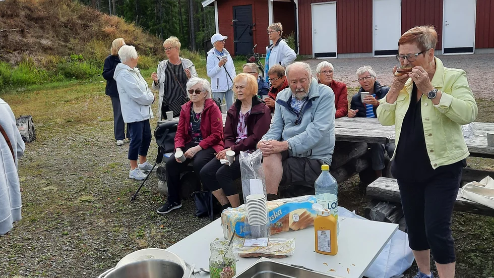 Ett 30-tal medlemmar hade mött upp till grillfesten.