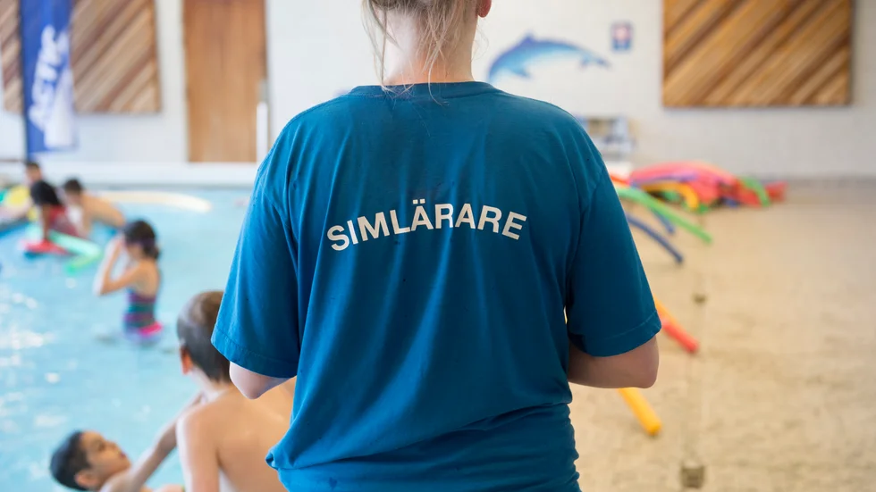 Slöseri. Kommuner bör satsa pengarna på simskola, inte äventyrsbad.