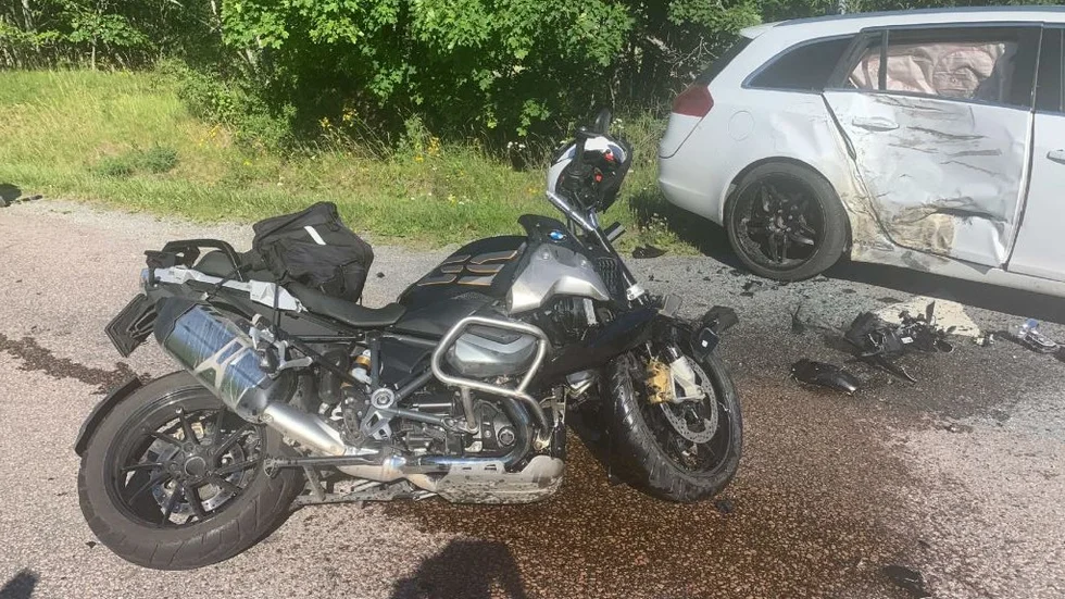 Bilföraren svängde vänster när motorcyklisten kom körandes.