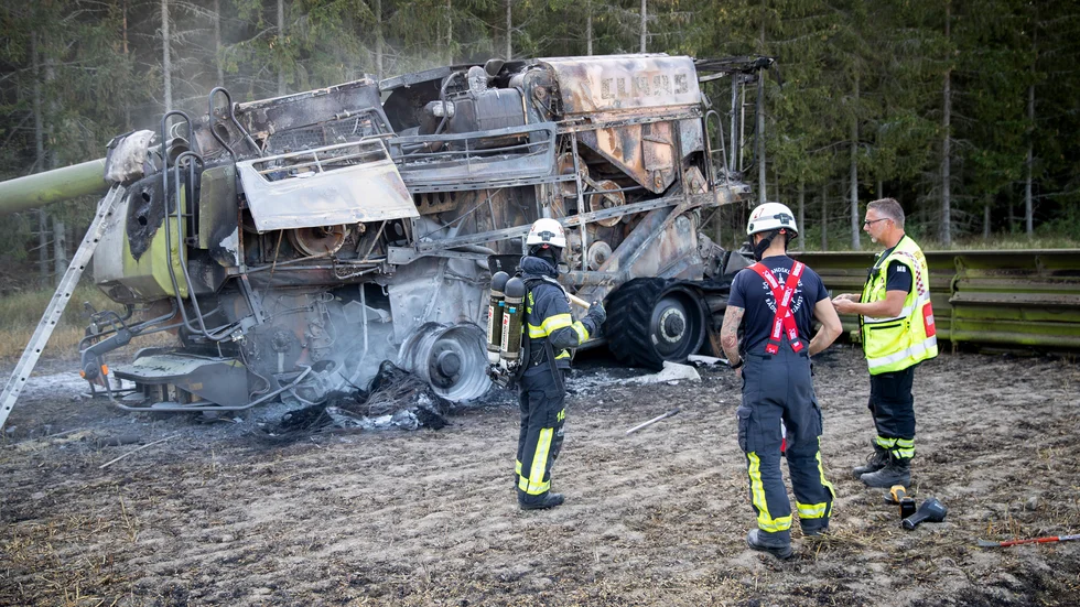 Branden i skördetröskan flammade upp igen på måndagseftermiddagen.