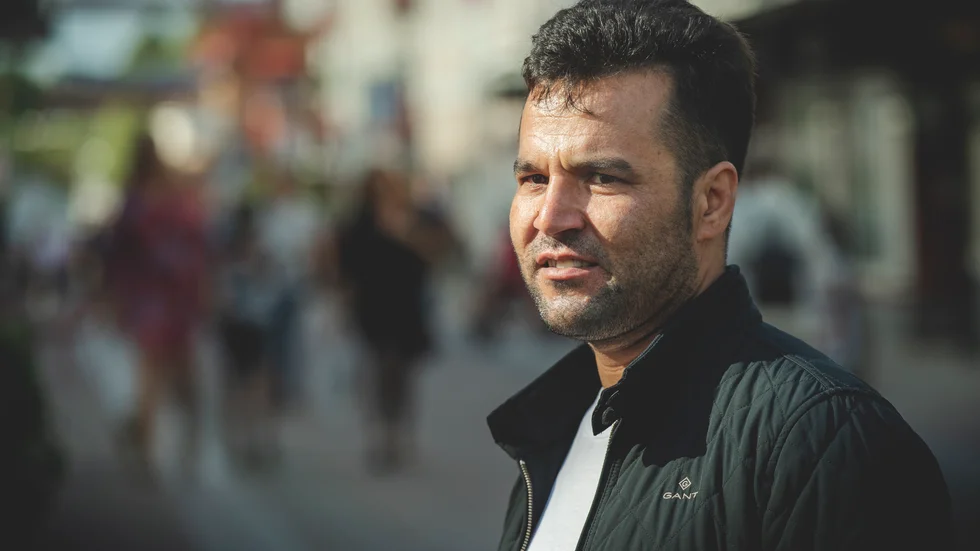 Safi Khatibi flydde Afghanistan efter att talibanerna riktat dödshot mot honom och hans familj. Nu styr den islamistiska grupperingen återigen landet. "Det är fruktansvärt", säger Safi Khatibi. 