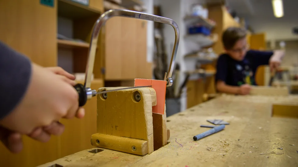 Med en skola i kris och tusentals arbetslösa utan grundskoleutbildning behövs alternativa vägar in på arbetsmarknaden. 