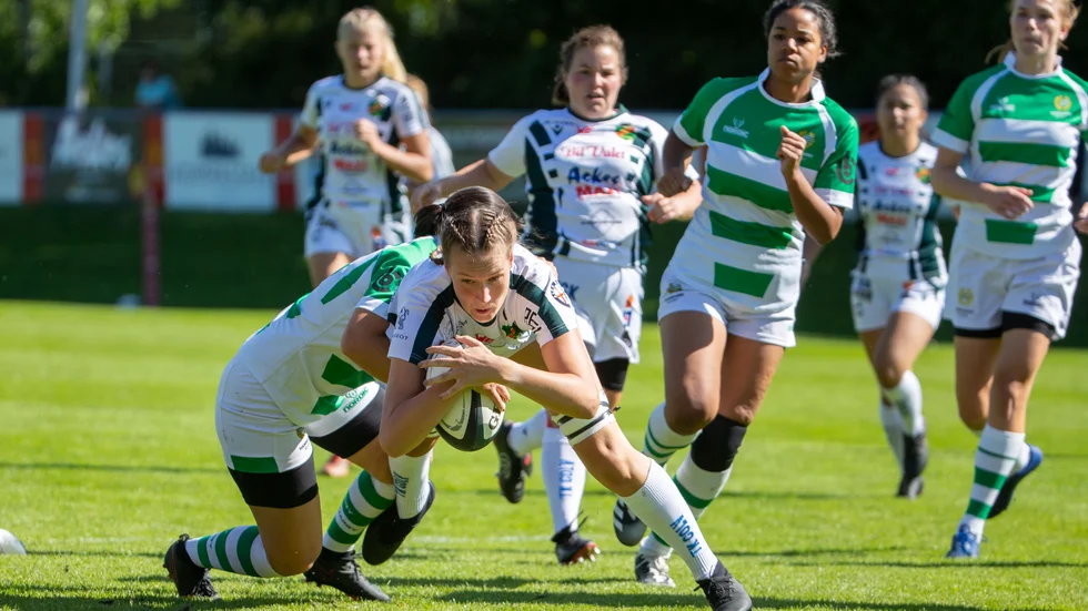 ERK:s Åsa Lennartsson gör säsongs första försök i 15-manna mot Hammarby IK.