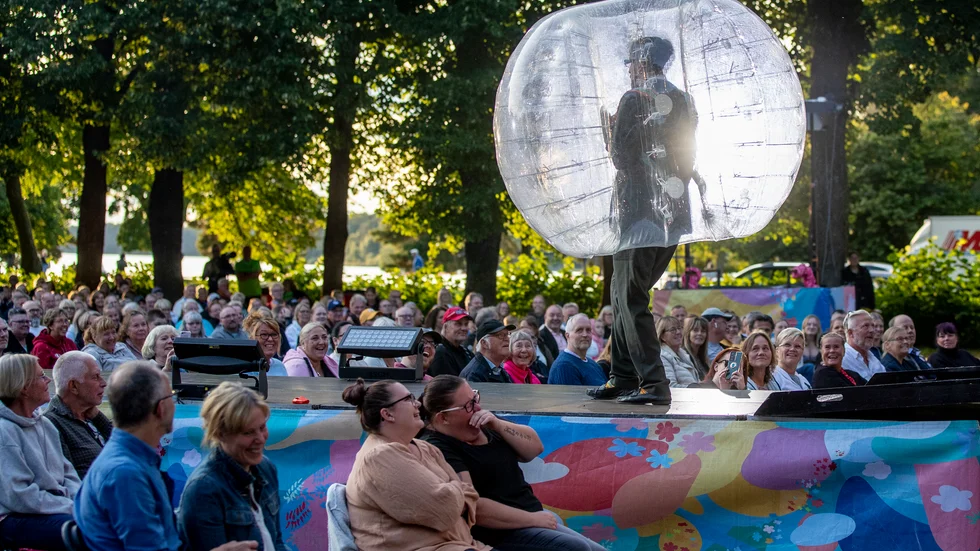 Komikern Per Anderssonfick publiken att skratta under årets Diggiloo-konserter i Sundbyholms slottspark. Vilka artisterna blir kommande sommar är fortfarande hemligt.
