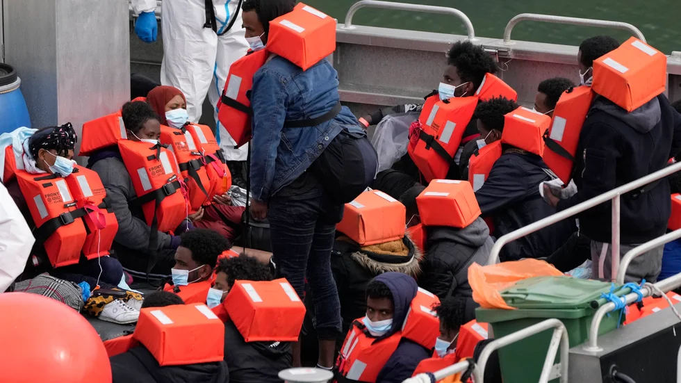 Migranter som försökt nå Storbritannien via Engelska kanalen. Personerna på bilden räddades av brittisk gränspolis i torsdags.