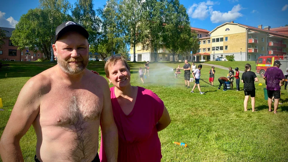 Roger och Erica Carlberg tycker att vattenkriget var ett lämpligt sätt att avsluta sommaren på.
