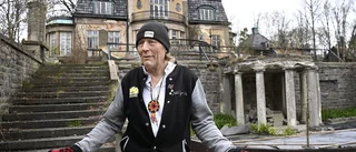 Leif R Carlsson har polisanmält slottsägaren: "Maskerad man slog mig i ansiktet"